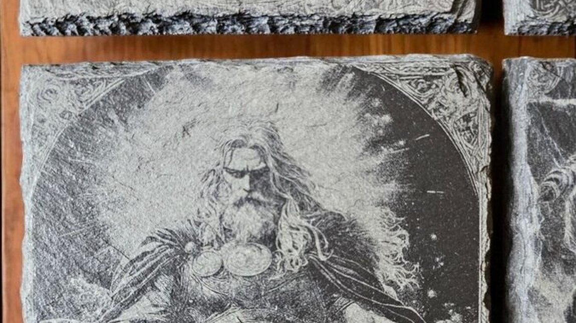 Schiefer, Holz oder Glas? Das richtige Material für deine Gravur