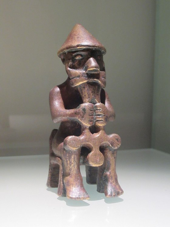 Die Eyrarland-Statue – kleine Bronzefigur, die einen Hammer vor der Brust hält