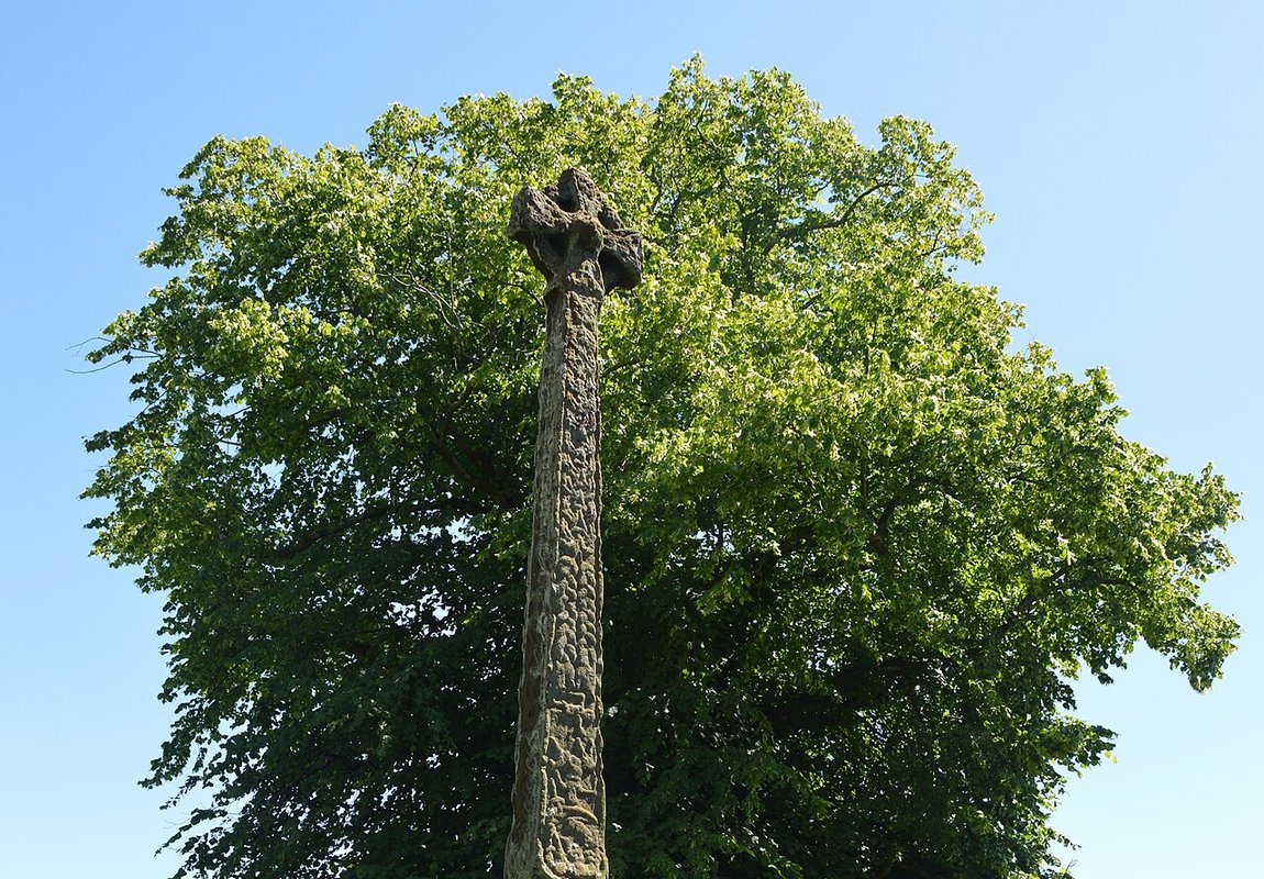 Ein steinernes Hochkreuz der Wikingerzeit