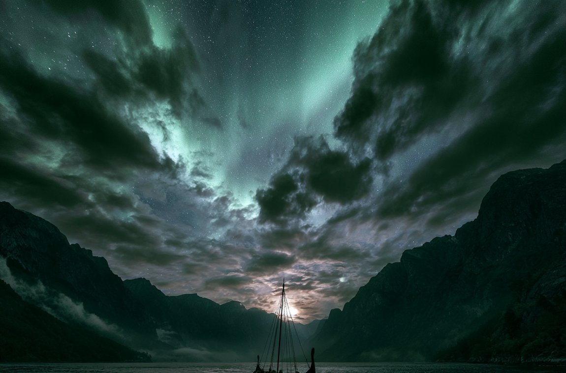 Mondlicht über nächtlichem Fjord – Sinnbild für den Mondgott Máni