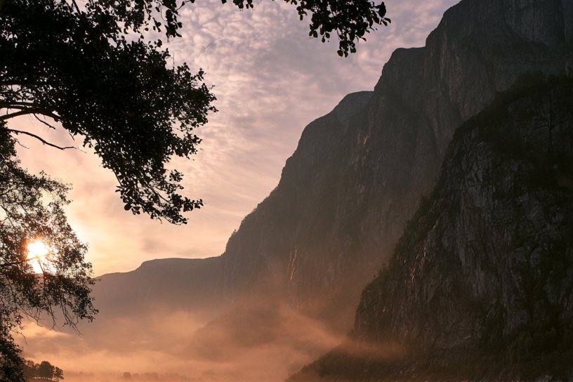 Fjord im Sonnenaufgang – Sinnbild für den Meergott Njörðr