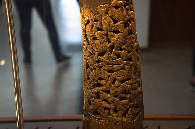 Kunstvoll geschnitzter Tierkopf-Pfosten aus dem Oseberg-Fund