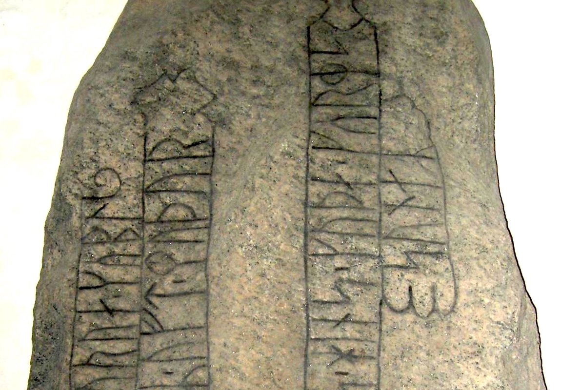 Runen auf einem wikingerzeitlichen Stein