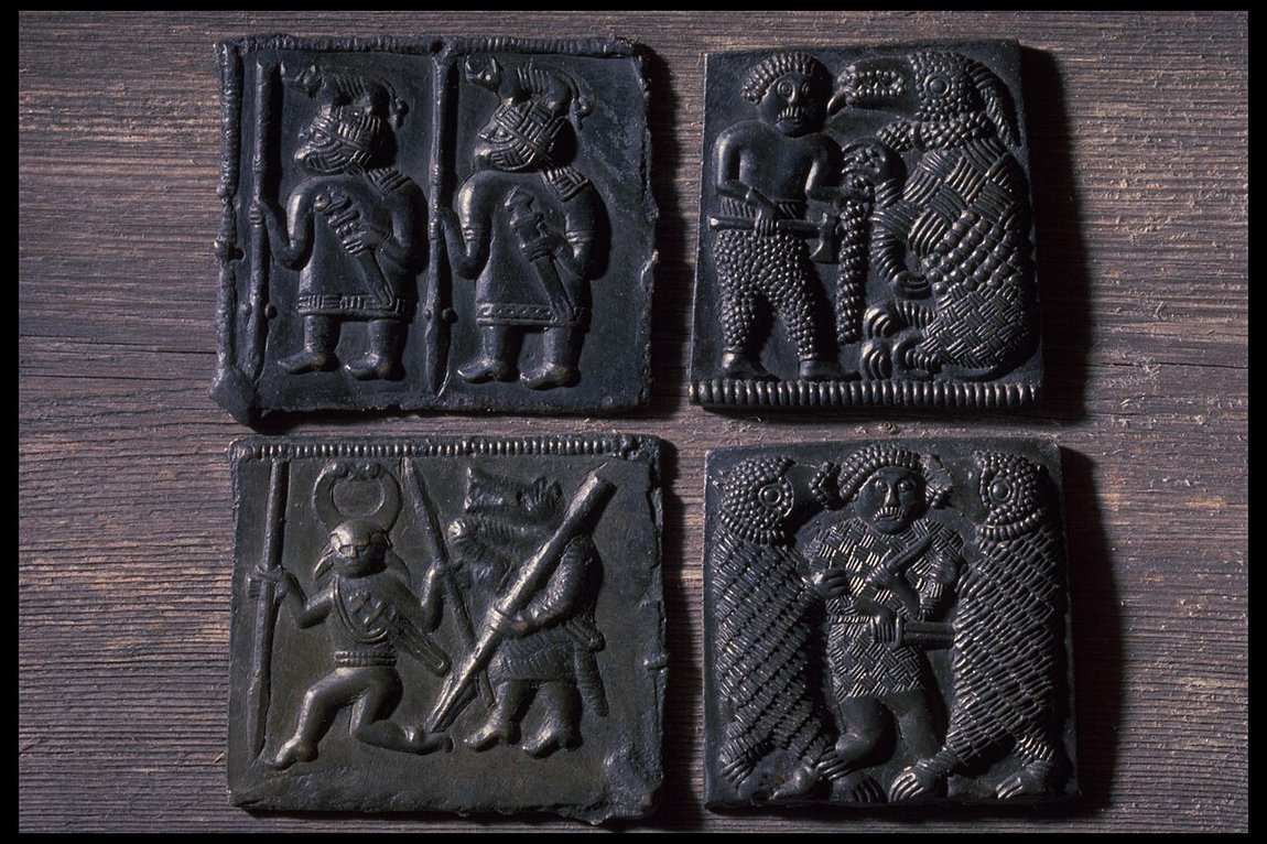 Ein gepresstes Bronzeblech mit Kriegermotiv