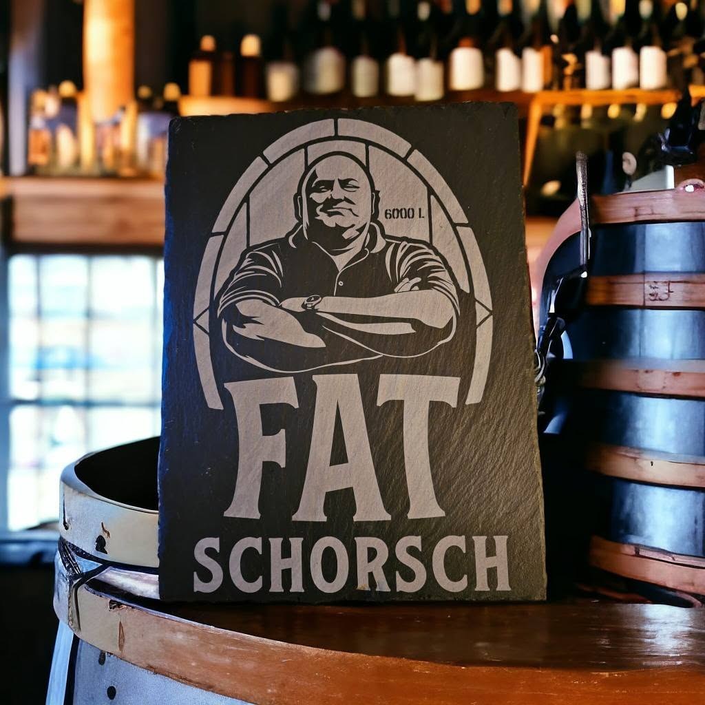 Schiefertafel mit graviertem Porträt und Schriftzug FAT SCHORSCH