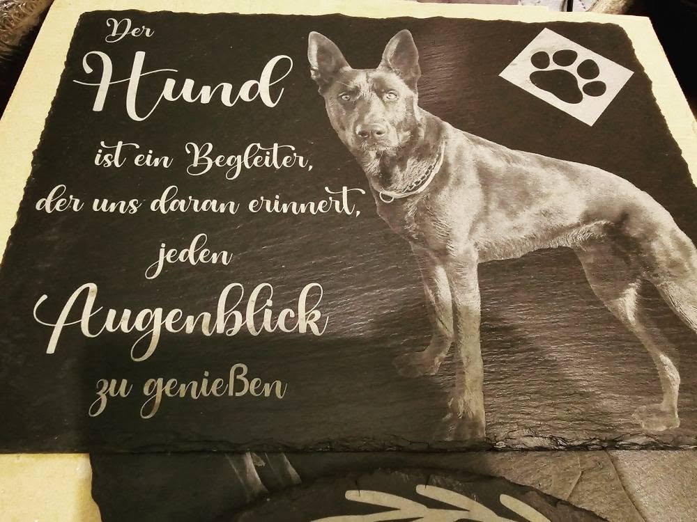 Fotogravur eines Hundes mit Spruch auf Schiefer