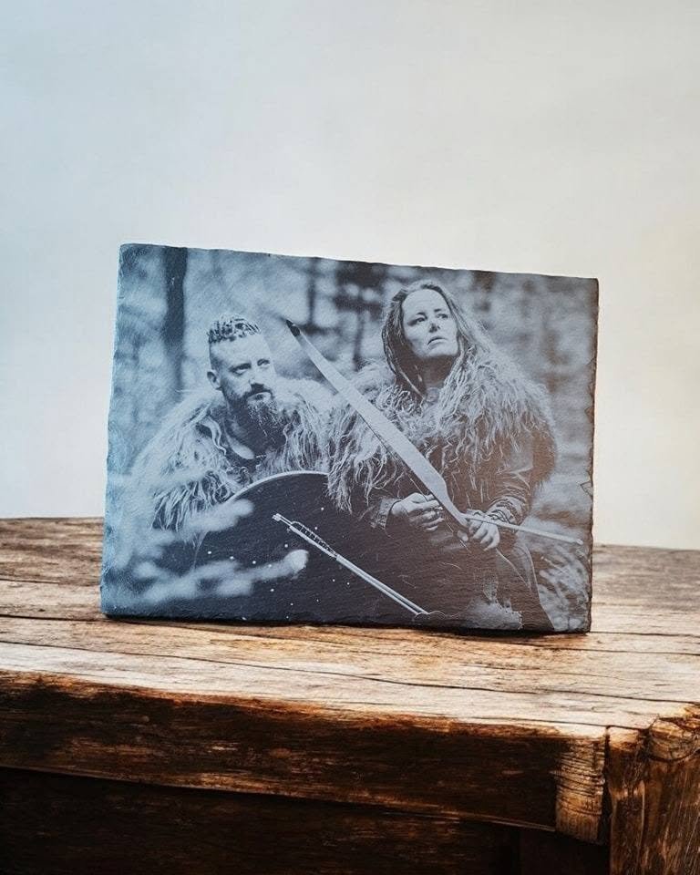 Fotogravur eines Paares im Wikinger-Stil auf Schiefer