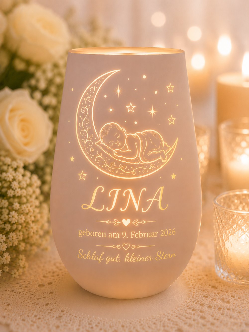 Geburts-Windlicht aus Kristallglas mit Baby im Mond, Sternen und Name Lina