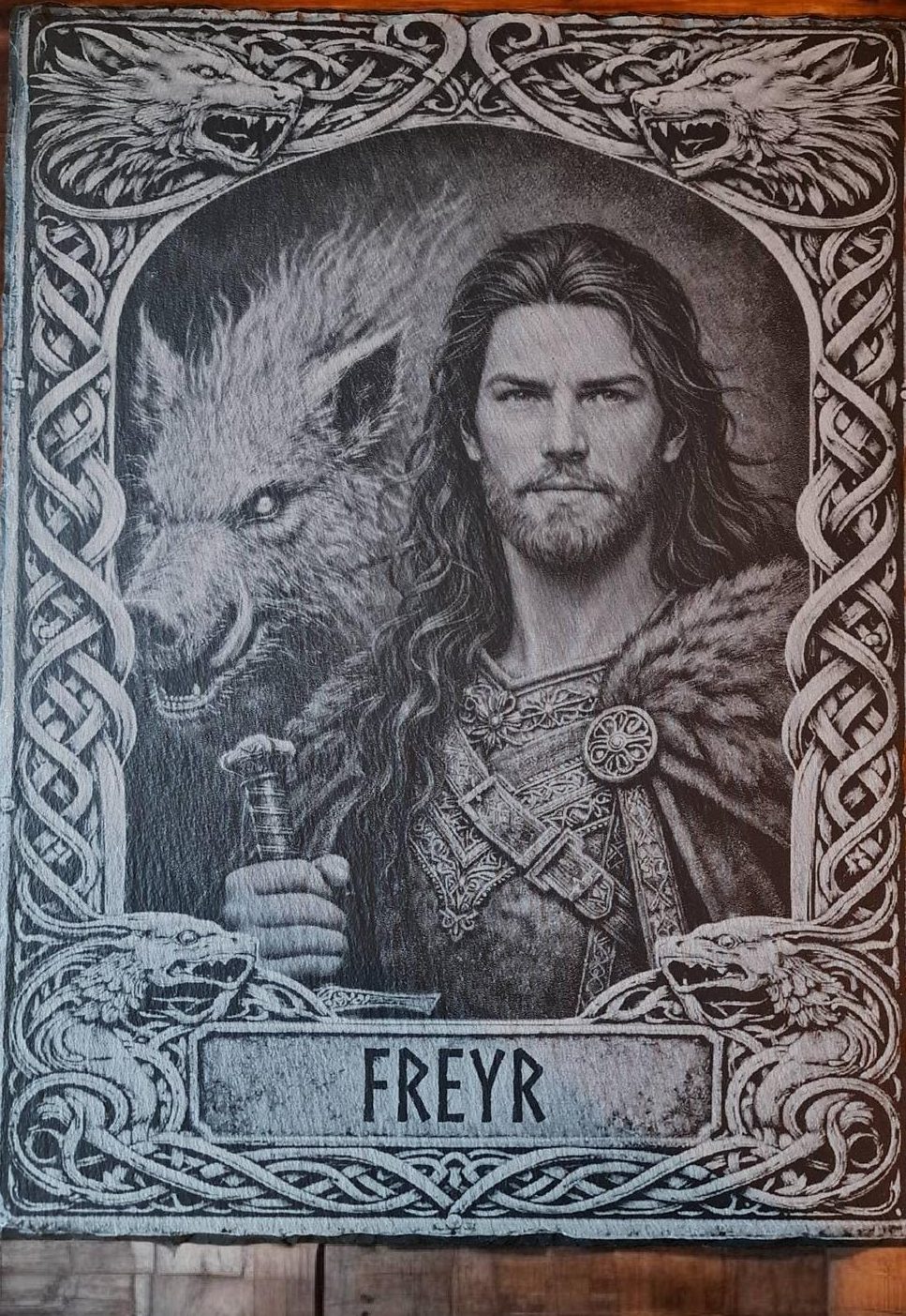 Lasergravierte Schieferplatte „Freyr“ aus der Ahnenreihe von Glanz & Gravur