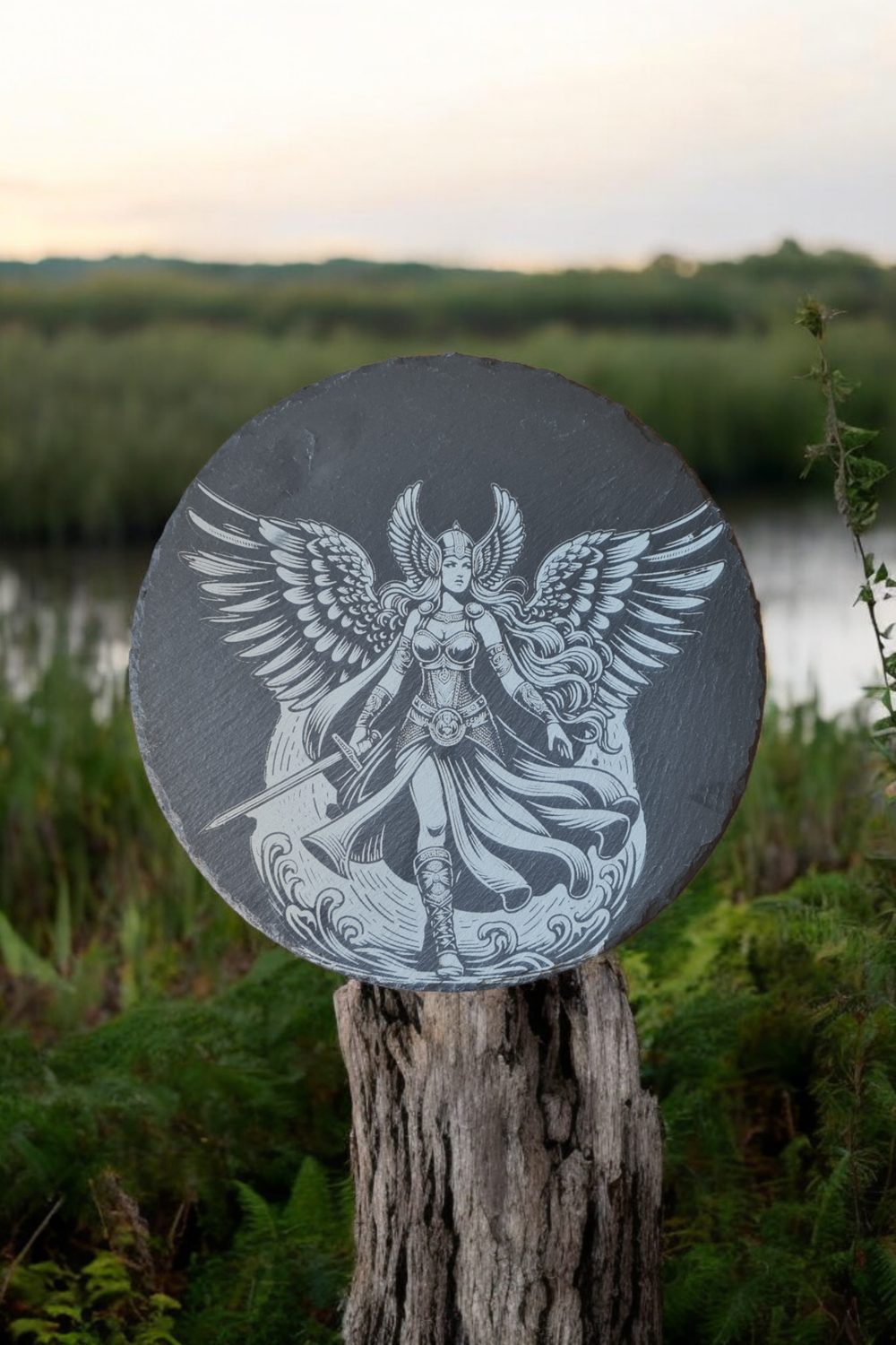 Lasergravierte Schieferplatte „Walküre“ von Glanz & Gravur
