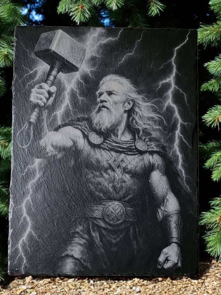 Schieferplatte mit lasergraviertem Thorshammer Mjölnir von Glanz & Gravur