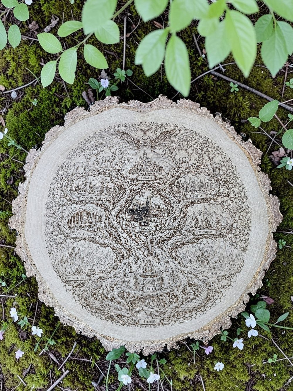 Lasergravierte Yggdrasil-Weltenbaum-Birken-Baumscheibe mit allen neun Welten von Glanz & Gravur