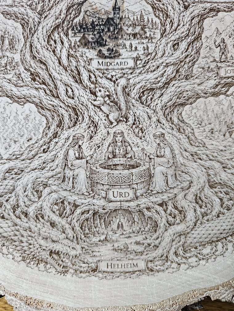 Detail der Baumscheibe: der Urdbrunnen mit den drei Nornen und dem Eichhörnchen Ratatöskr