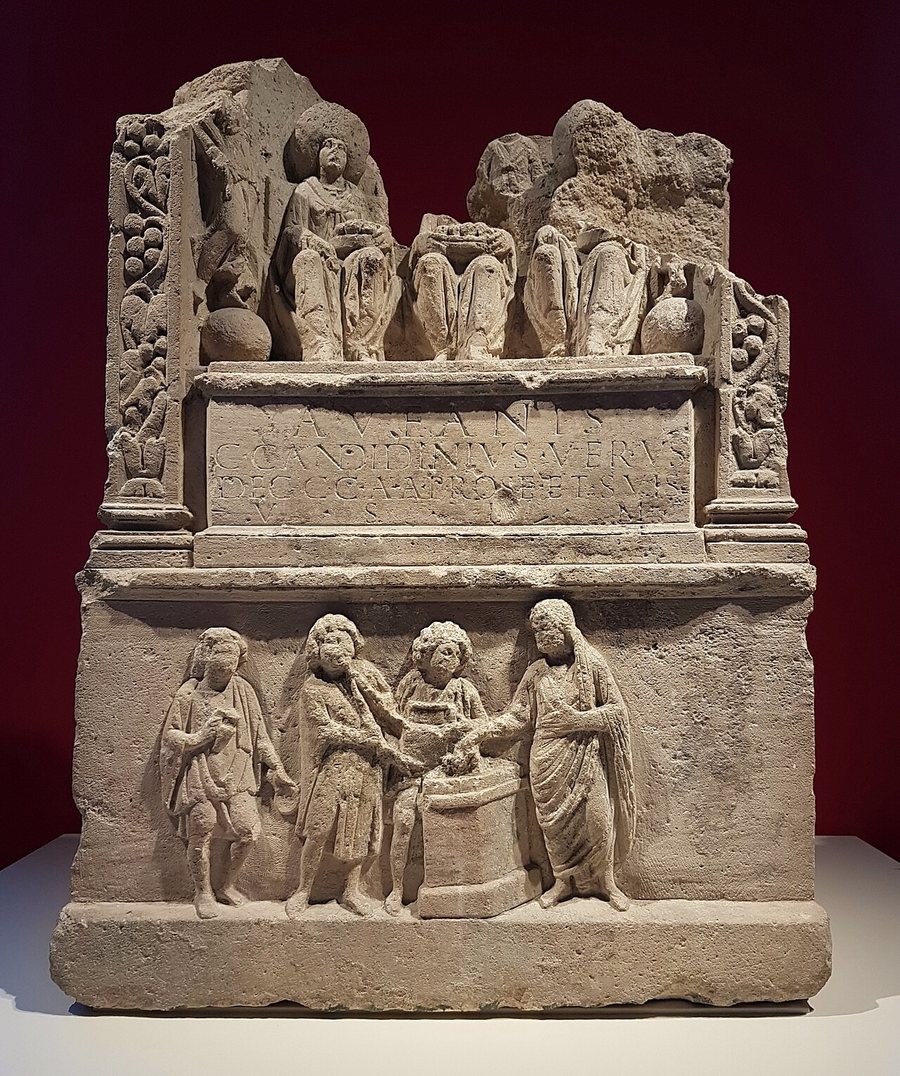 Römisch-germanischer Matronenaltar aus Bonn mit drei thronenden Muttergöttinnen