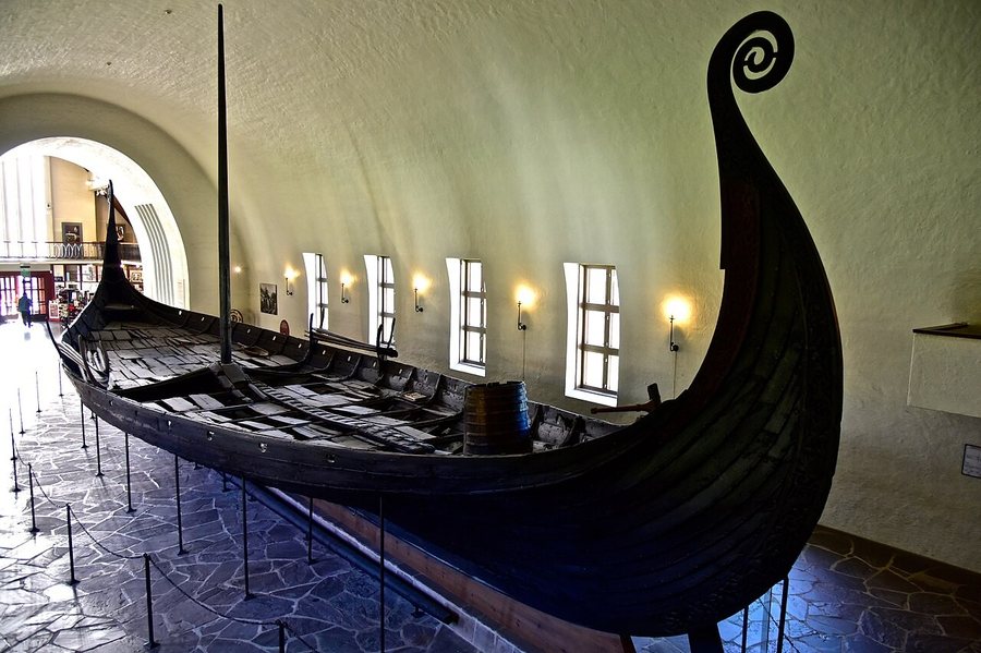 Das Oseberg-Schiff im Museum der Wikingerzeit in Oslo